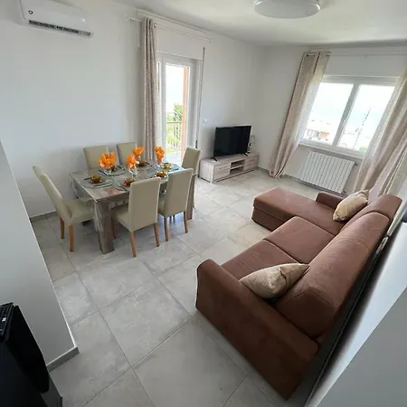 Roby Seahouse Apartment *